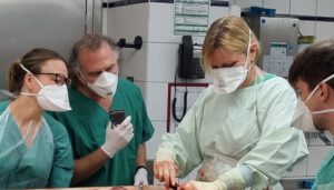 prof-dr-med-marcel-a-verhoff-im-sektionssaal-bei-der-arbeit