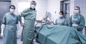 rechtsmediziner-prof-dr-klaus-pueschel-in-der-pathologie